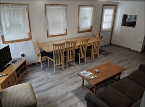 855 E Front St, Unit Beach house on west bay in Traverse City, MI - Foto de edificio - Building Photo
