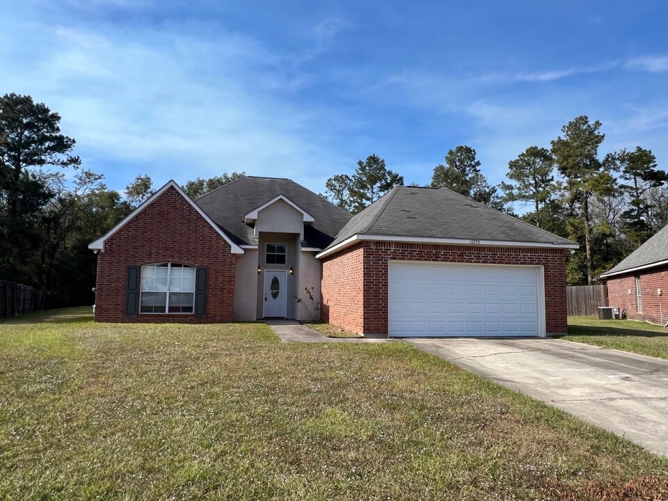 12293 Falcon Crest Dr in Denham Springs, LA - Building Photo