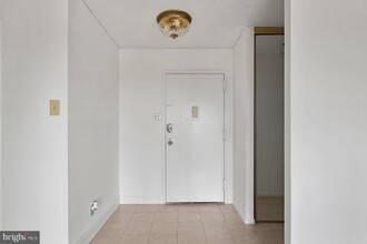 307 Yoakum Pkwy in Alexandria, VA - Foto de edificio - Building Photo