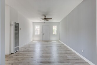 3806 Maple Ave in Los Angeles, CA - Building Photo - Interior Photo