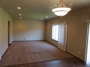 1808 23rd Ave NW in Minot, ND - Foto de edificio - Building Photo