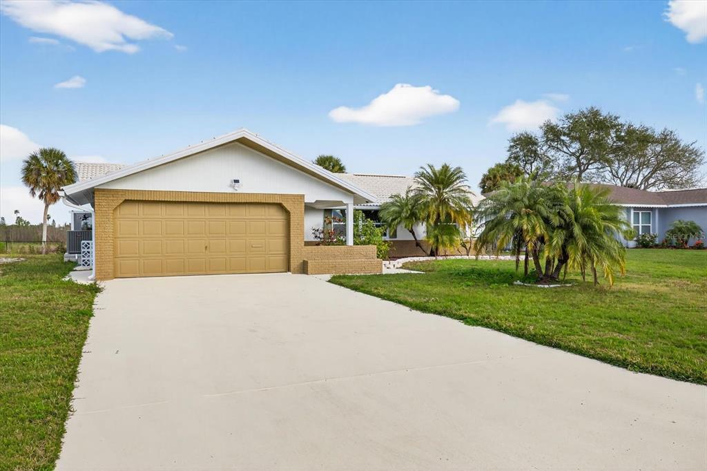 4001 Topsail Trail in New Port Richey, FL - Building Photo