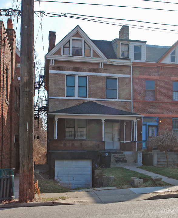 2828 Stanton Ave in Cincinnati, OH - Building Photo