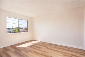 Victory Apartments in North Hollywood, CA - Foto de edificio - Building Photo