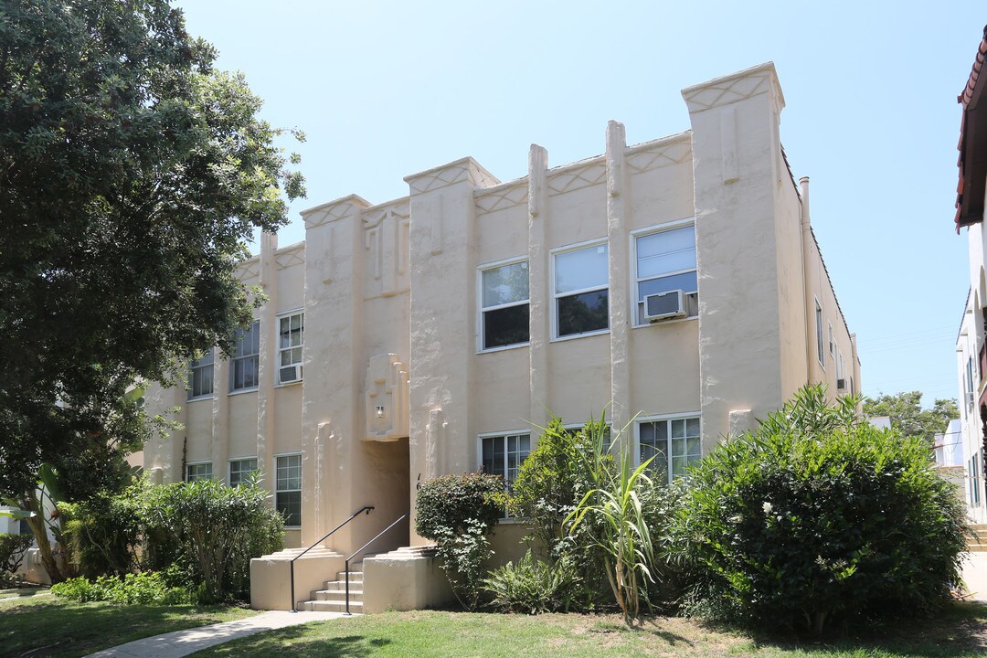 163 N Clark Dr in Beverly Hills, CA - Foto de edificio