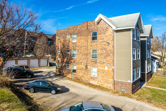 Village Green in Des Moines, IA - Foto de edificio - Building Photo