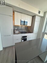 1 Fairview Rd E in Mississauga, ON - Building Photo