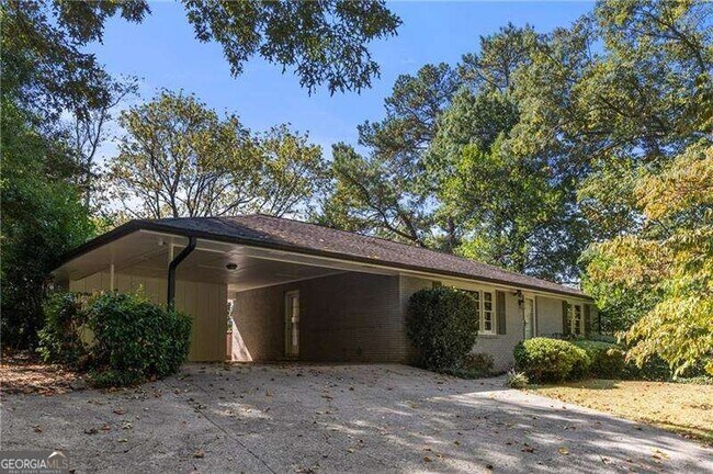 535 Valley Ln NE in Sandy Springs, GA - Building Photo - Building Photo