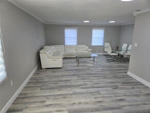 9004 Tudor Dr in Tampa, FL - Foto de edificio - Building Photo