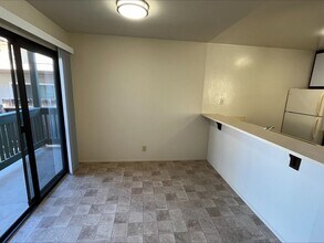 RM775S in Monterey, CA - Foto de edificio - Interior Photo