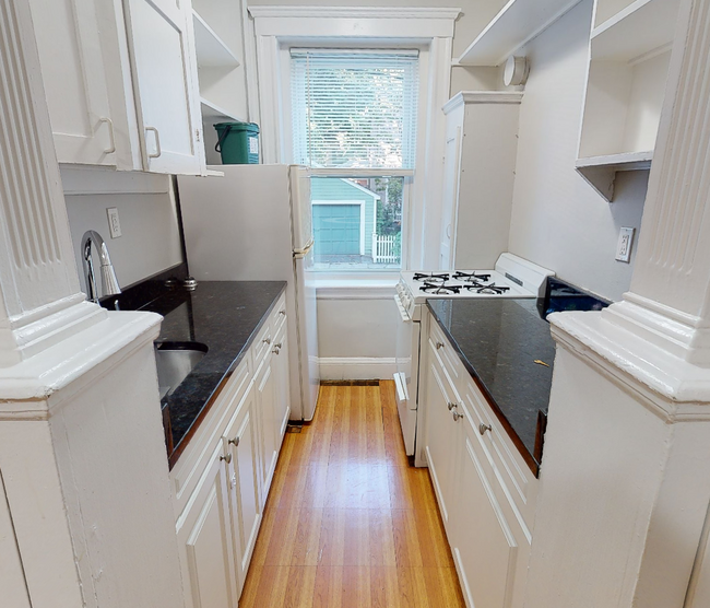 3 Gray Gdns W, Unit 3