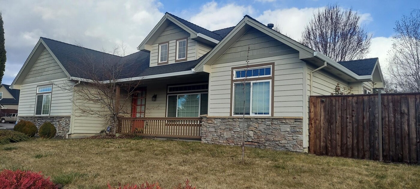 1102 Arrowhead Trail in Eagle Point, OR - Building Photo