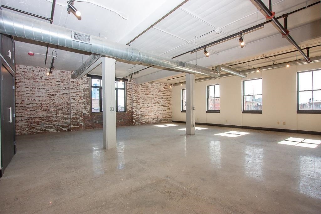 190 Christopher Columbus Dr in Jersey City, NJ - Building Photo