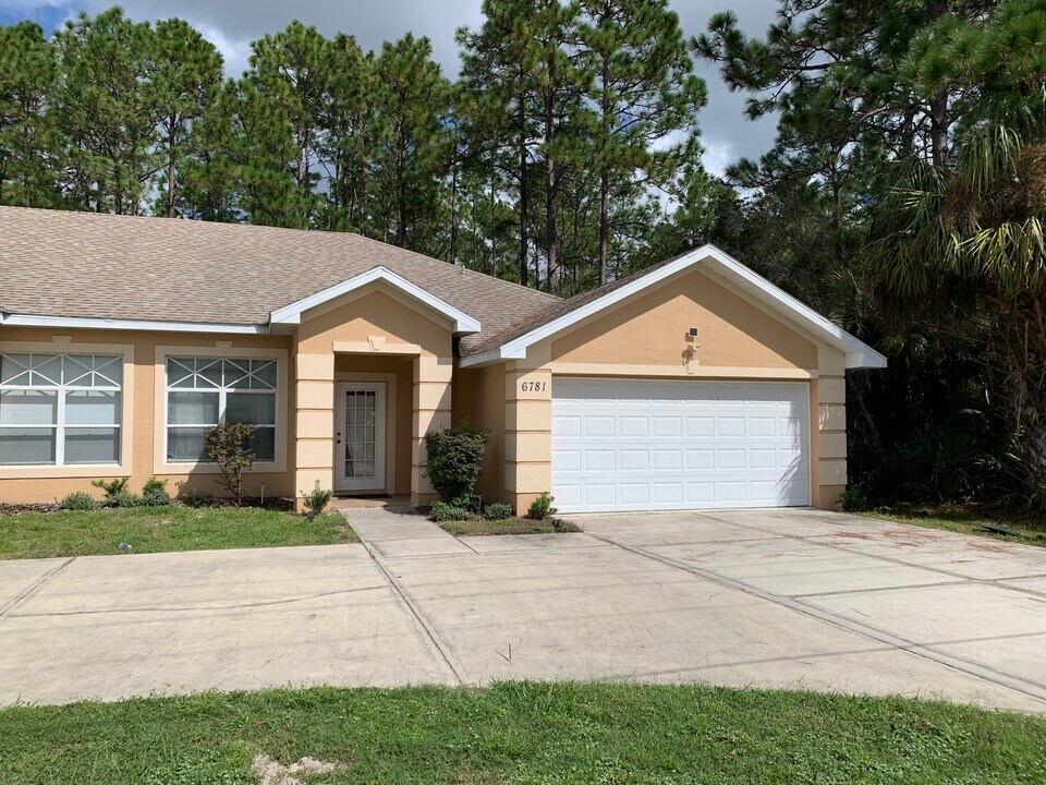 6781 W Oak Park Blvd in Homosassa, FL - Building Photo