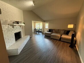 1040 Meadowview Dr in Saginaw, TX - Building Photo - Building Photo