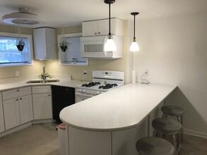 5335 W Sunnyside Ave, Unit Sunnyside Basement in Chicago, IL - Building Photo - Building Photo