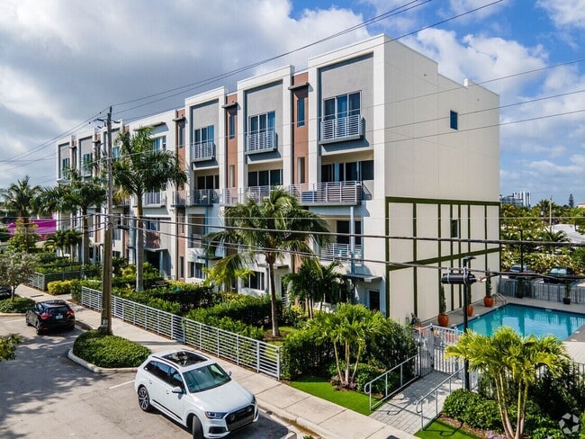 1045 NE 18th Ave, Unit 307 in Fort Lauderdale, FL - Building Photo - Building Photo