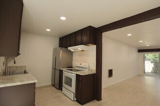 1010 W MacArthur Blvd, Unit 3 in Santa Ana, CA - Building Photo - Building Photo