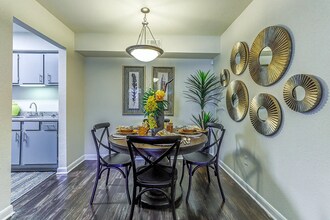 13099 Westella Dr in Houston, TX - Building Photo - Building Photo