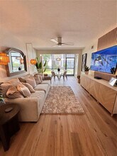 5623 Midnight Pass Rd in Sarasota, FL - Building Photo - Building Photo