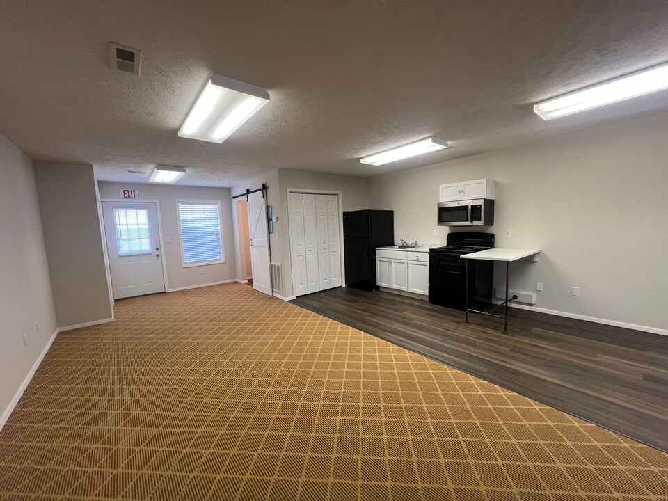 27 Notch Shopping Center Ln in Reeds Spring, MO - Building Photo