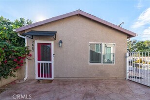 7647 Amestoy Ave in Los Angeles, CA - Building Photo