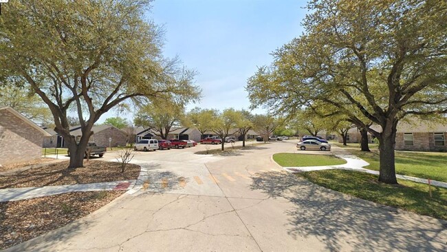 112 Dixon Dr in Devine, TX - Foto de edificio - Building Photo