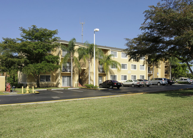 Walden Pond Villas - No Availability in Miami Gardens, FL - Foto de edificio - Building Photo