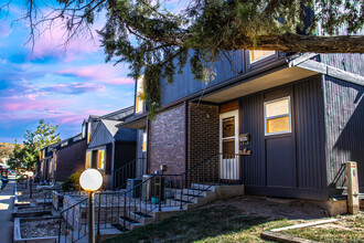 Windchase Flats & Townhomes in Topeka, KS - Foto de edificio - Building Photo