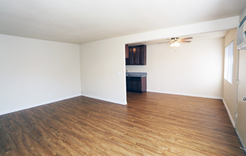 Windsor Apartments in San Gabriel, CA - Foto de edificio - Interior Photo
