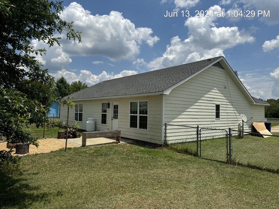 146 Cavalier Dr in Raeford, NC - Building Photo