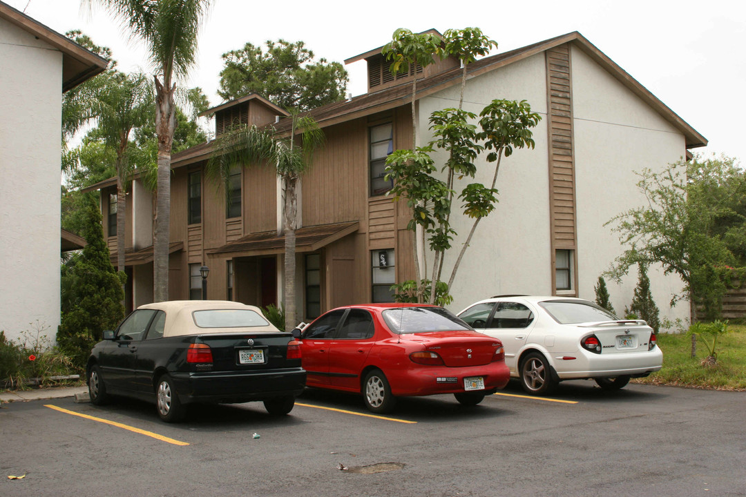 890 Mecca Dr in Sarasota, FL - Foto de edificio