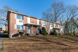 Southington Manor in Southington, CT - Foto de edificio - Building Photo