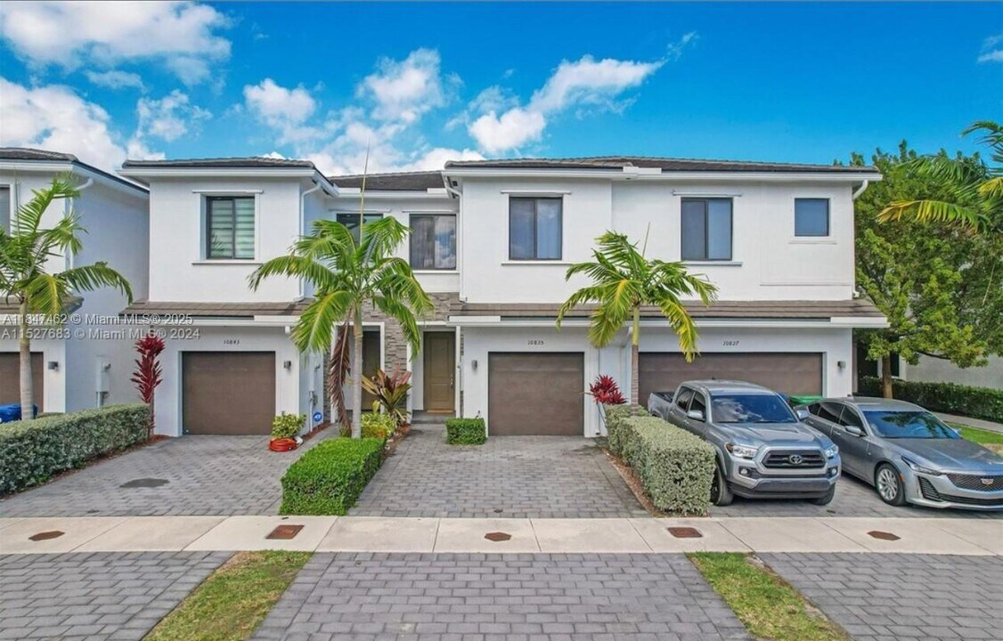 10835 SW 235th Ln in Princeton, FL - Building Photo