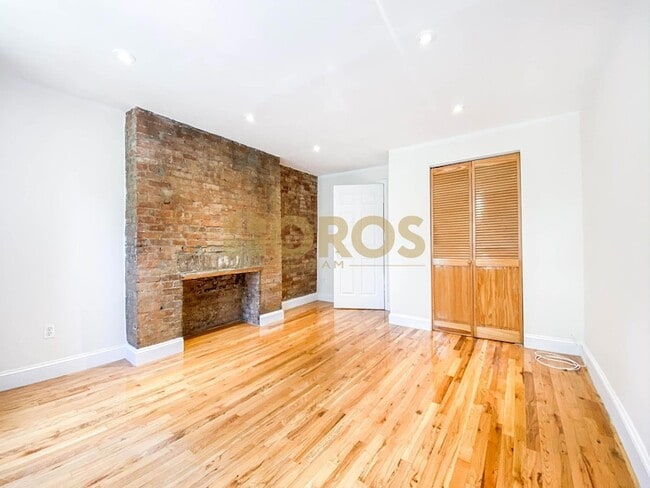 335 E 10th St in New York, NY - Building Photo - Building Photo