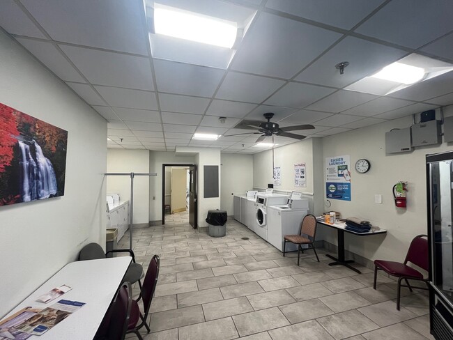 Township Village Apartments in East Alton, IL - Foto de edificio - Building Photo