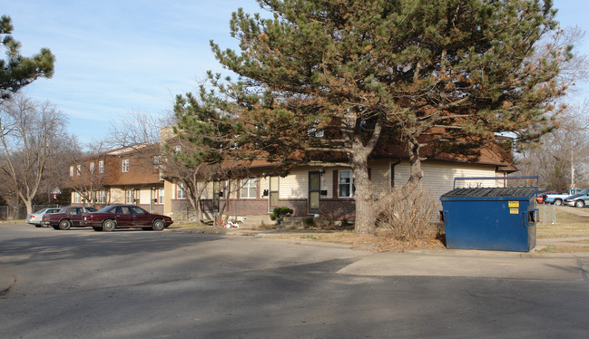 Pine Tree Townhomes in Lawrence, KS - Foto de edificio - Building Photo