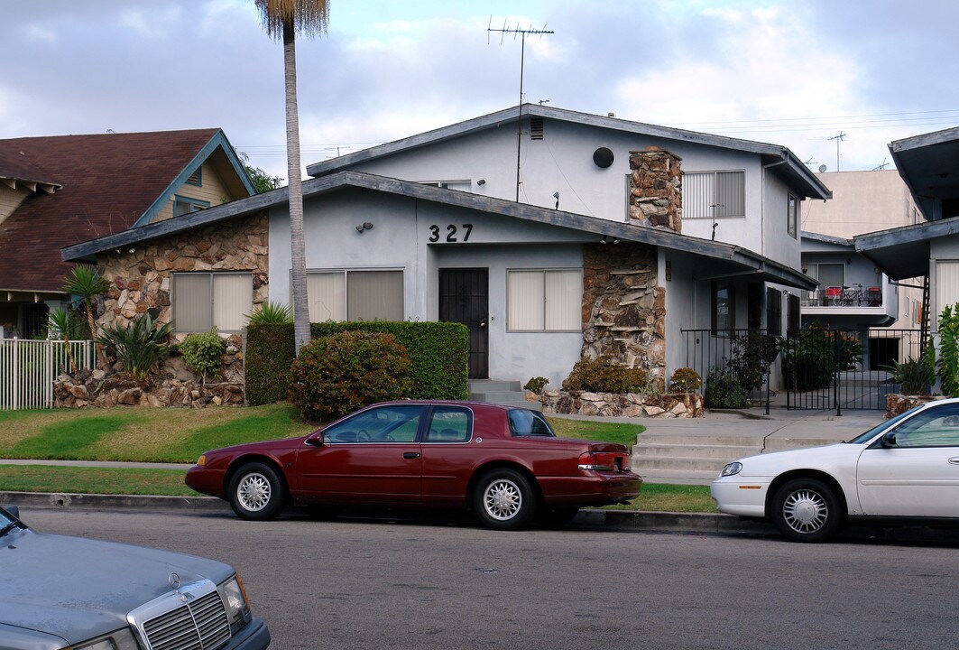 327 E Tamarack Ave in Inglewood, CA - Building Photo