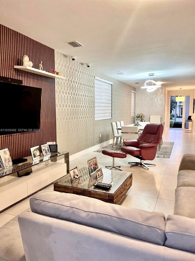 6846 NW 103rd Ave in Doral, FL - Foto de edificio - Building Photo