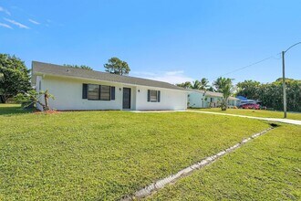 2251 SE Holland St in Port St. Lucie, FL - Foto de edificio - Building Photo