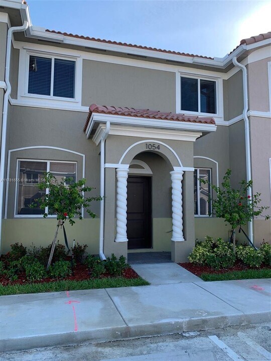 1054 SE 23rd Terrace in Homestead, FL - Foto de edificio