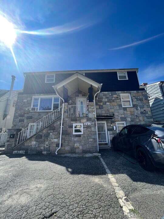 243 Center Ave in Mamaroneck, NY - Building Photo