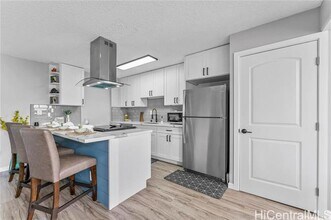 818 S King St in Honolulu, HI - Building Photo - Building Photo