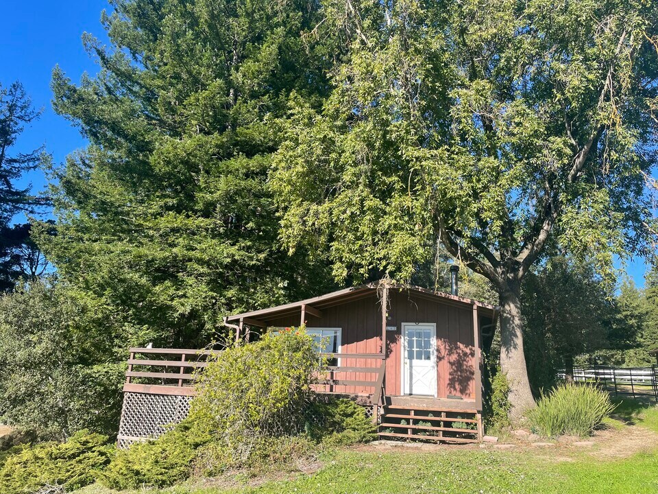 8189 Hacienda Ln in Soquel, CA - Foto de edificio