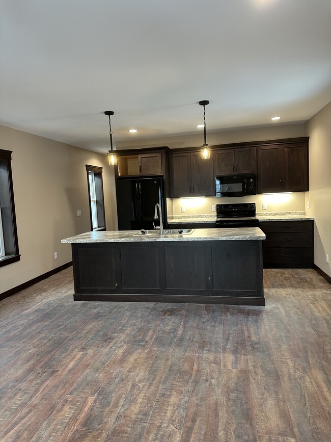 129 E Lincoln Ave, Unit Suite 2 in Fall Creek, WI - Foto de edificio - Building Photo