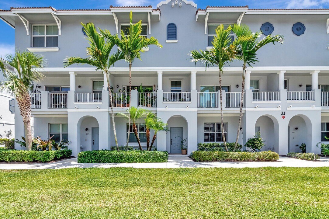1271 Vía De Fossi in Boynton Beach, FL - Building Photo