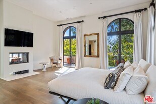 2328 San Ysidro Dr in Beverly Hills, CA - Building Photo