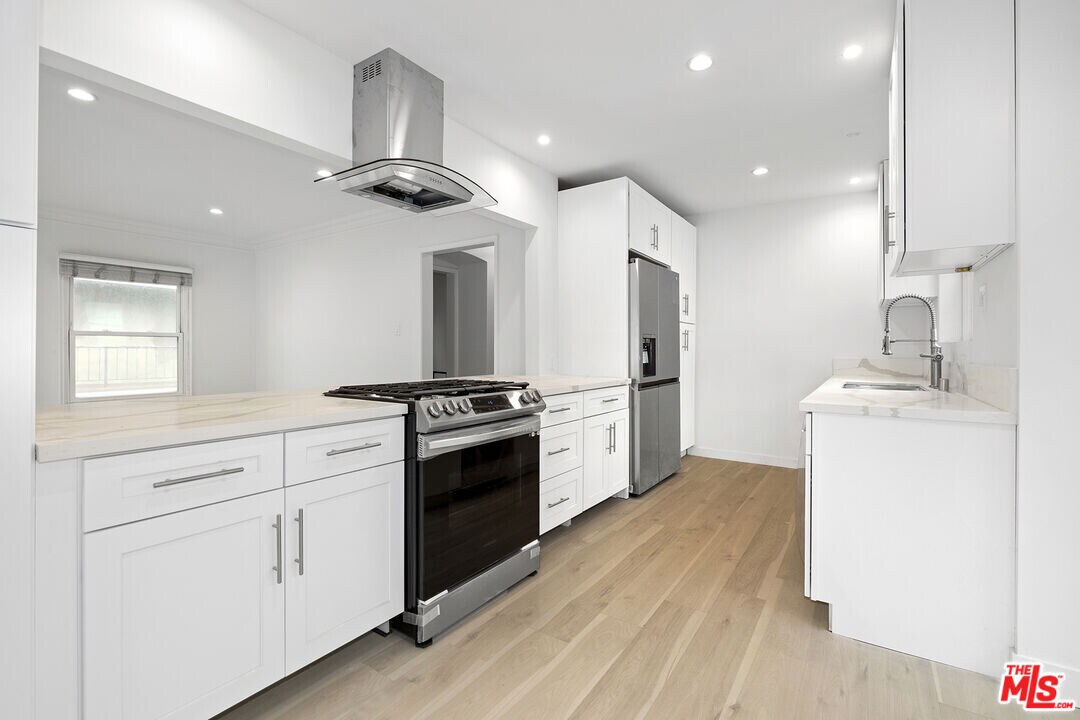 142 N Hamilton Dr in Beverly Hills, CA - Building Photo