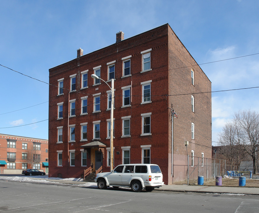 556 S Bridge St in Holyoke, MA - Building Photo