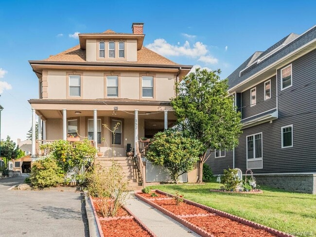 property at 552 N Broadway